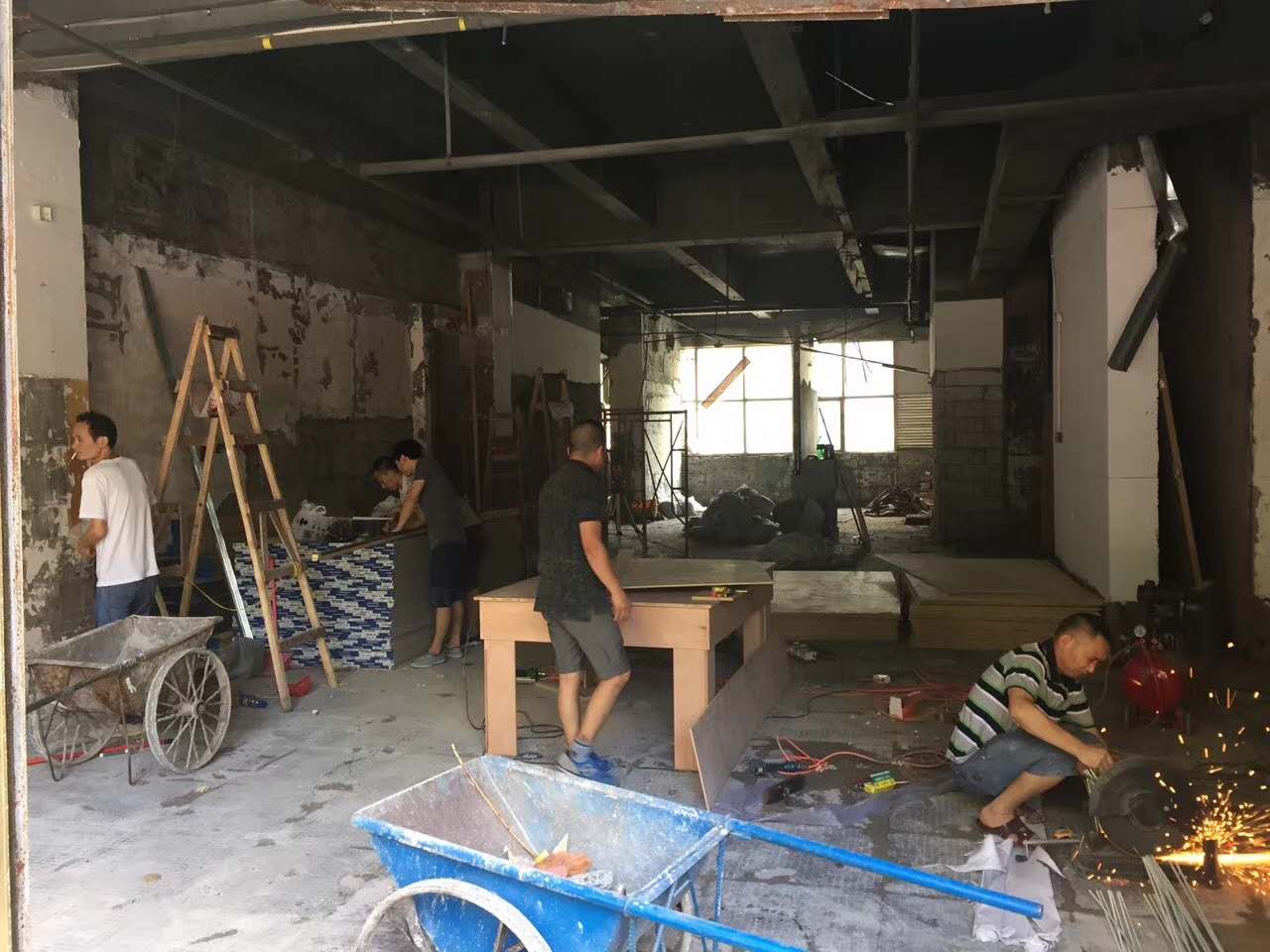 防水是家庭裝修中非常重要的一個(gè)環(huán)節(jié)，同其它隱蔽工程一樣，裝修時(shí)易被業(yè)主忽視。一般情況下，樓房中的衛(wèi)生間、浴室和廚房的地面